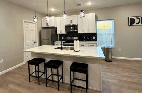 Northside House | Quiet 3BR Stay | King Bed | Near Downtown