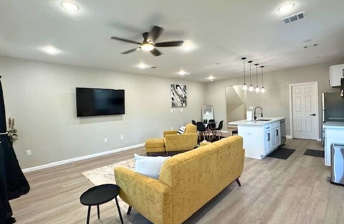 Northside House | Quiet 3BR Stay | King Bed | Near Downtown