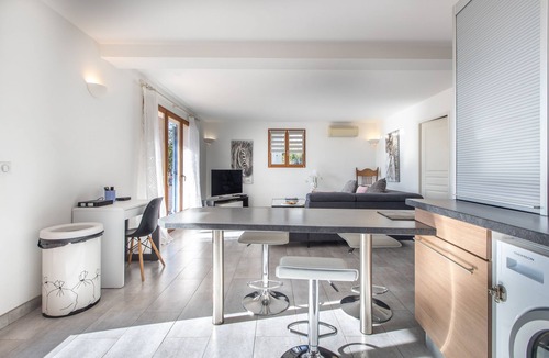 Mouans-Sartoux Apartment | Quiet 3BR with terrace & incredible Mountain view