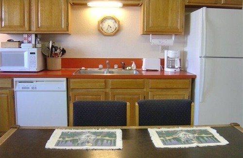 West Yellowstone House | QUIET 4 BDRM 2 BA FULLY EQUIPPED CONDO, 7 BLKS TO YELLOWSTONE PARK, HI-SPD WI-FI