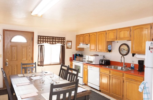 West Yellowstone House | QUIET 4 BDRM 2 BA FULLY EQUIPPED CONDO, 7 BLKS TO YELLOWSTONE PARK, HI-SPD WI-FI