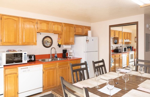 West Yellowstone House | QUIET 4 BDRM 2 BA FULLY EQUIPPED CONDO, 7 BLKS TO YELLOWSTONE PARK, HI-SPD WI-FI