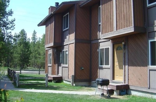 West Yellowstone House | QUIET 4 BDRM 2 BA FULLY EQUIPPED CONDO, 7 BLKS TO YELLOWSTONE PARK, HI-SPD WI-FI