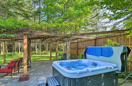 Rochester Cabin | Quiet 40-Acre Rochester Forest Lodge: Hot Tub!