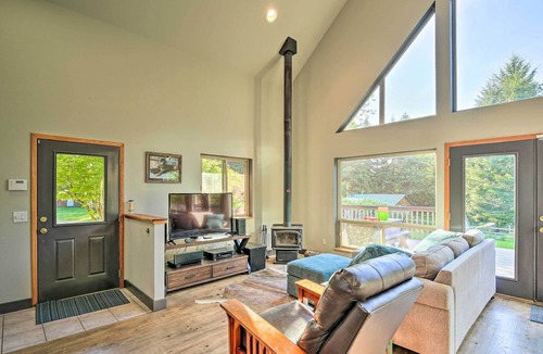 Rochester Cabin | Quiet 40-Acre Rochester Forest Lodge: Hot Tub!