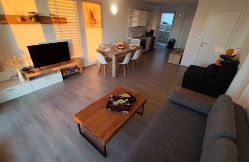 Povljana Apartment | Quiet 79m2 apartment by the sea with garden and communal pool