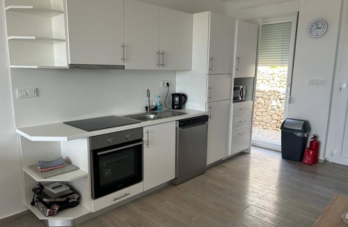 Povljana Apartment | Quiet 79m2 apartment by the sea with garden and communal pool