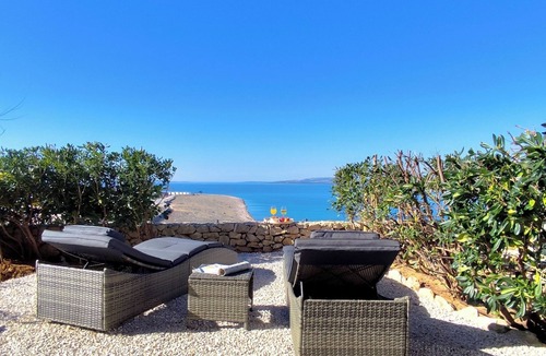 Povljana Apartment | Quiet 79m2 apartment by the sea with garden and communal pool