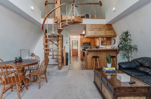 Tuscaloosa House | Quiet A-frame retreat