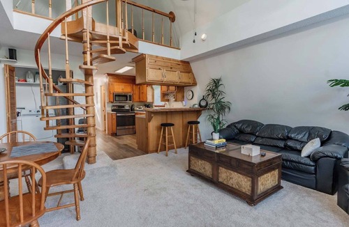 Tuscaloosa House | Quiet A-frame retreat