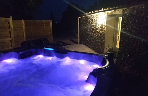 Berson House | Quiet accommodation with private jacuzzi at will