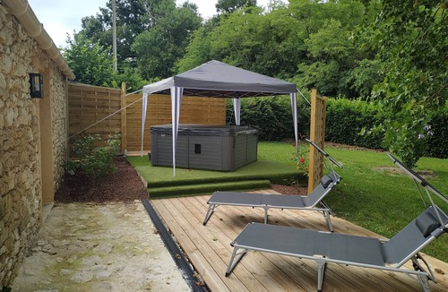 Berson House | Quiet accommodation with private jacuzzi at will