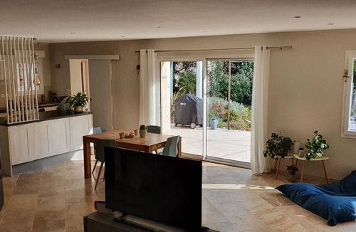 Uchaux Villa | Quiet, air-conditioned Provencal house.