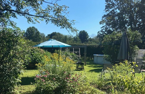 Cowansville Apartment | Quiet and bright studio,near wine roads,zoo,waterslides,golf,spas& breweries !