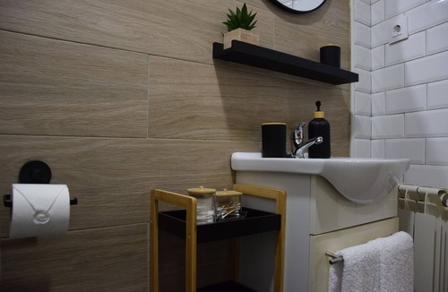 El Molar Apartment | Quiet and comfortable accommodation in El Molar, near the wineries/caves.