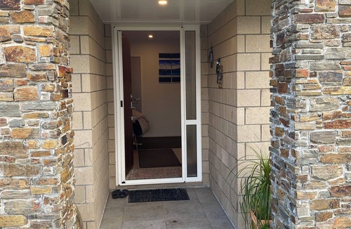 Tauranga House | Quiet and Comfortable Main House Room with Shared Lounge