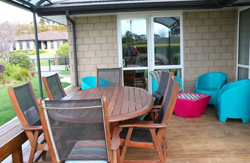 Tauranga House | Quiet and Comfortable Main House Room with Shared Lounge
