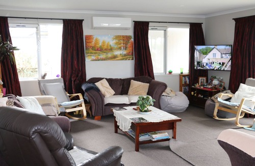 Tauranga House | Quiet and Comfortable Main House Room with Shared Lounge