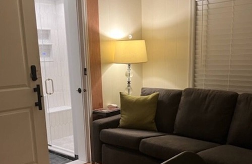 Greenwich House | Quiet and Convenient Downtown Greenwich Studio, Full Private Bathroom