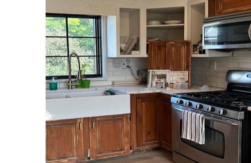 Greenwich House | Quiet and Convenient Downtown Greenwich Studio, Full Private Bathroom