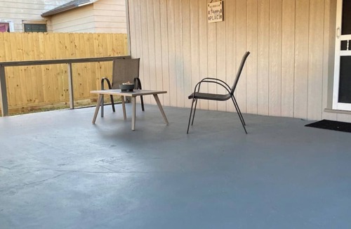 Central City House | Quiet and Cozy Cottage -10 minutes from the beach!