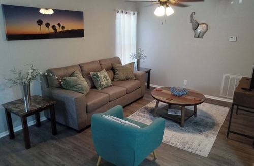 Central City House | Quiet and Cozy Cottage -10 minutes from the beach!