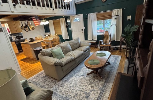 Tobyhanna Cottage | Quiet and Cozy Chalet Retreat - Renovated