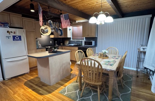 Tobyhanna House | Quiet and Cozy Chalet Retreat - Renovated