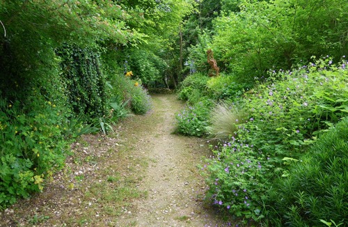 Villaines-les-Rochers Cottage | Quiet and green 3-star cave lodging
