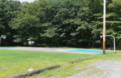 Hickory Hills Ski Chalet | Quiet and handicapped friendly place.