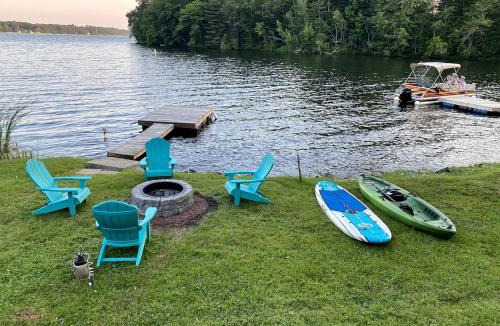 Winthrop House | Quiet and Intimate Pet Friendly Cottage Perfectly set on the Shores of Cobbossee Lake for Fishing in Winthrop, Maine