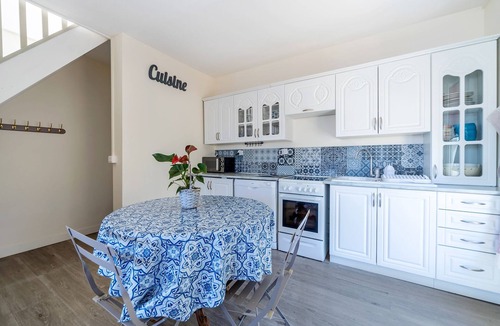 Le Port House | quiet and pleasant holiday home - ancient pottery