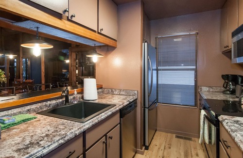 Lake Forest House | Quiet and Serene Tahoe Ski Getaway + Small Private Complex + Close to Resorts
