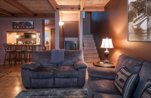 Lake Forest House | Quiet and Serene Tahoe Ski Getaway + Small Private Complex + Close to Resorts