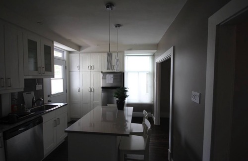 Pointe Claire Apartment | Quiet apartment in Pointe-Claire Village near water
