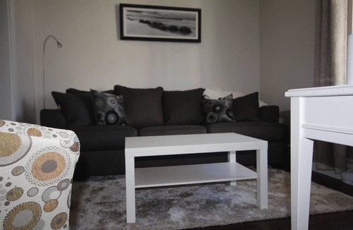 Pointe Claire Apartment | Quiet apartment in Pointe-Claire Village near water