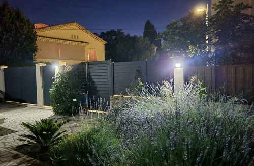 Costieres Apartment | Quiet apartment in a green setting