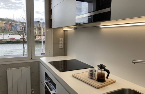Basurto-Zorroza Apartment | Quiet apartment next to the river, ideal for visiting Bilbao! w/Parking