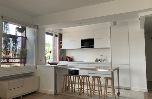 Basurto-Zorroza Apartment | Quiet apartment next to the river, ideal for visiting Bilbao! w/Parking