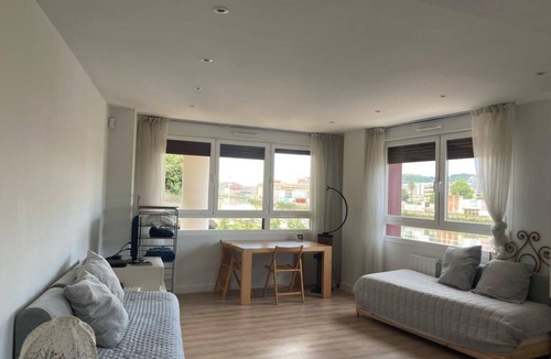 Basurto-Zorroza Apartment | Quiet apartment next to the river, ideal for visiting Bilbao! w/Parking
