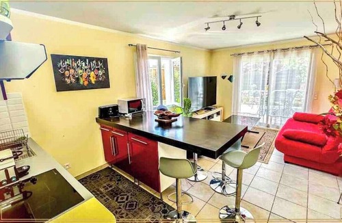 Sussargues Apartment | Quiet apartment : Swimming pool, jacuzzi, private garden and terrace