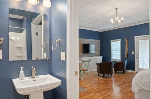 Brownsville House | Quiet Apartment