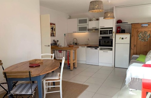 Bouzigues Apartment | Quiet apartment with air conditioning and parking in Bouzigues