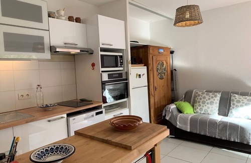 Bouzigues Apartment | Quiet apartment with air conditioning and parking in Bouzigues