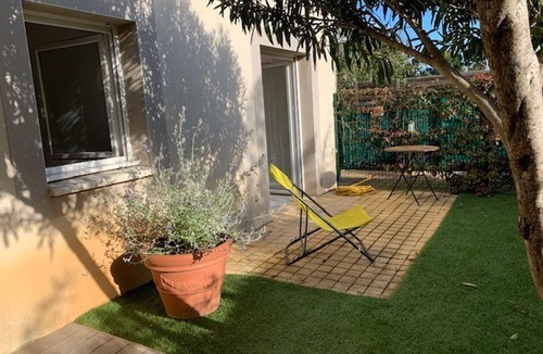 Bouzigues Apartment | Quiet apartment with air conditioning and parking in Bouzigues
