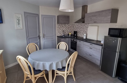 Montbazin Apartment | QUIET APARTMENT WITH POOL IN PRIVATE GROUNDS