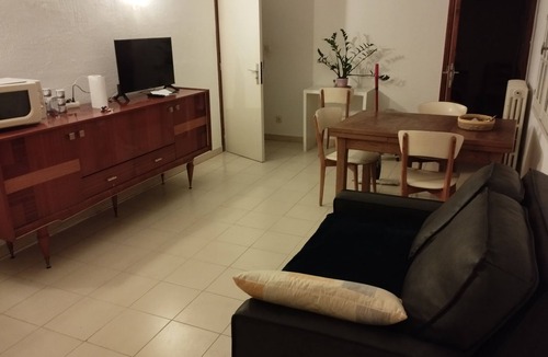 Teyran Apartment | Quiet apartment with separate bedroom overlooking wooded garden!