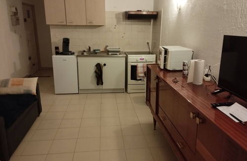 Teyran Apartment | Quiet apartment with separate bedroom overlooking wooded garden!