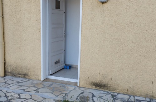 Teyran Apartment | Quiet apartment with separate bedroom overlooking wooded garden!