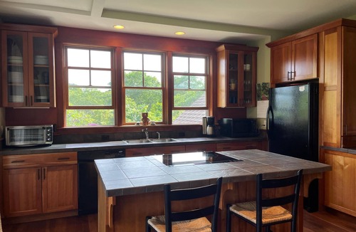 Aquinnah House | Quiet Aquinnah Escape—Private Ocean Beach Access—Kayaks—Walk to Menemsha Pond